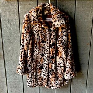 Beautiful cozy leopard print coat. Brand new never worn without tags.